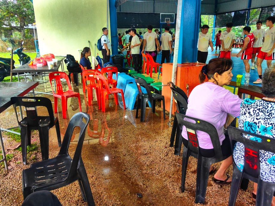 民生特工队:武吉港脚篮球场设施欠完善   居民盼增建厕所、遮雨棚及排水沟