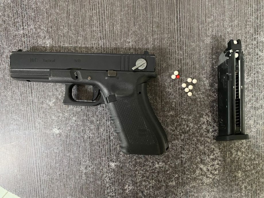 （已签发）柔：巡警发现2男形迹可疑   车中搜出1把手枪