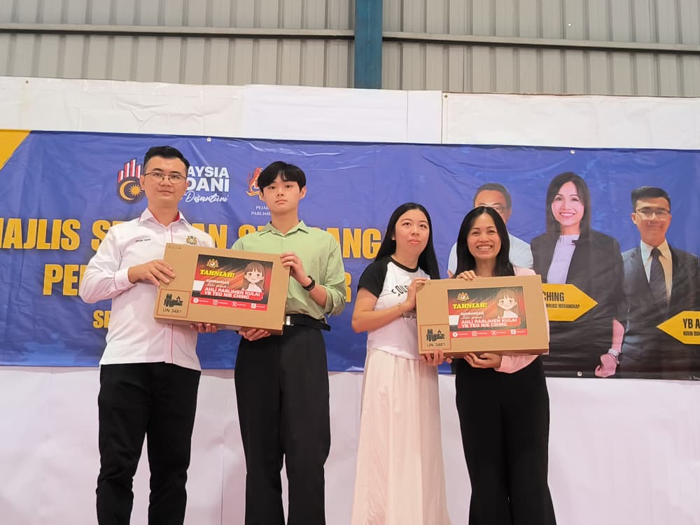 张念群颁电脑奖励STPM优秀生   援助低收入户大专生