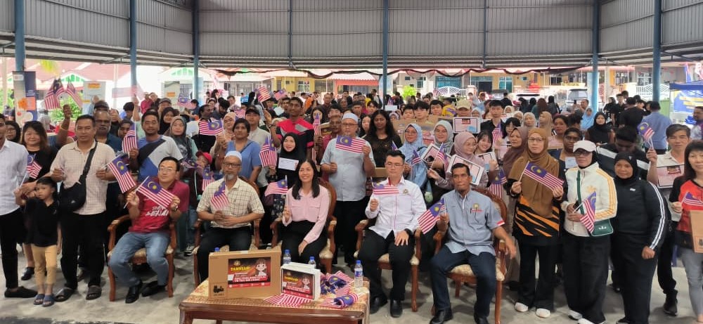 张念群颁电脑奖励STPM优秀生   援助低收入户大专生