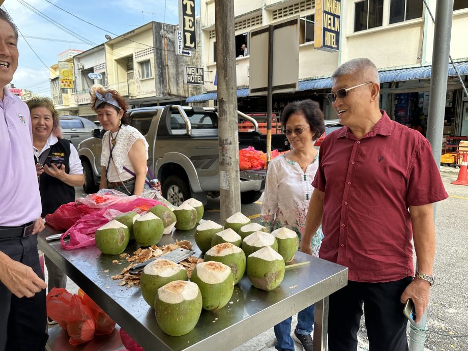 （已签发）柔：本报活动：峇完美富记义卖，筹8500令吉捐华中