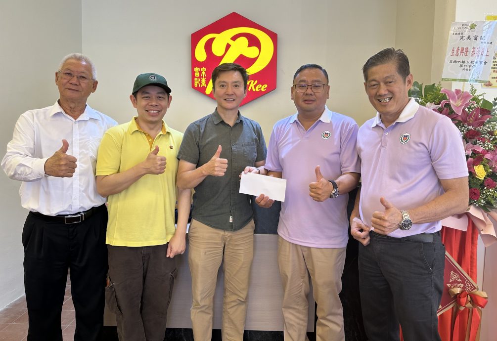 （已签发）柔：本报活动：峇完美富记义卖，筹8500令吉捐华中