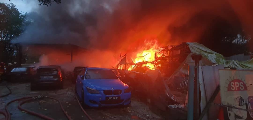 柔佛花园4毗连商店起火   无人受伤