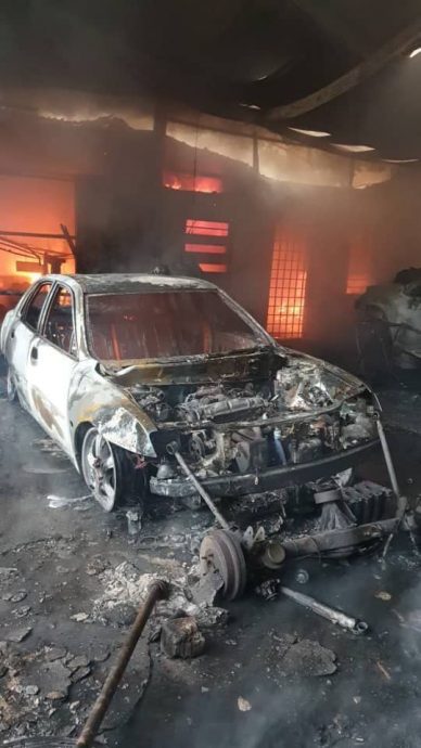 柔佛花园4毗连商店起火   无人受伤