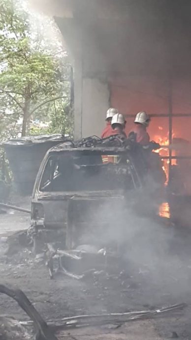 柔佛花园4毗连商店起火   无人受伤