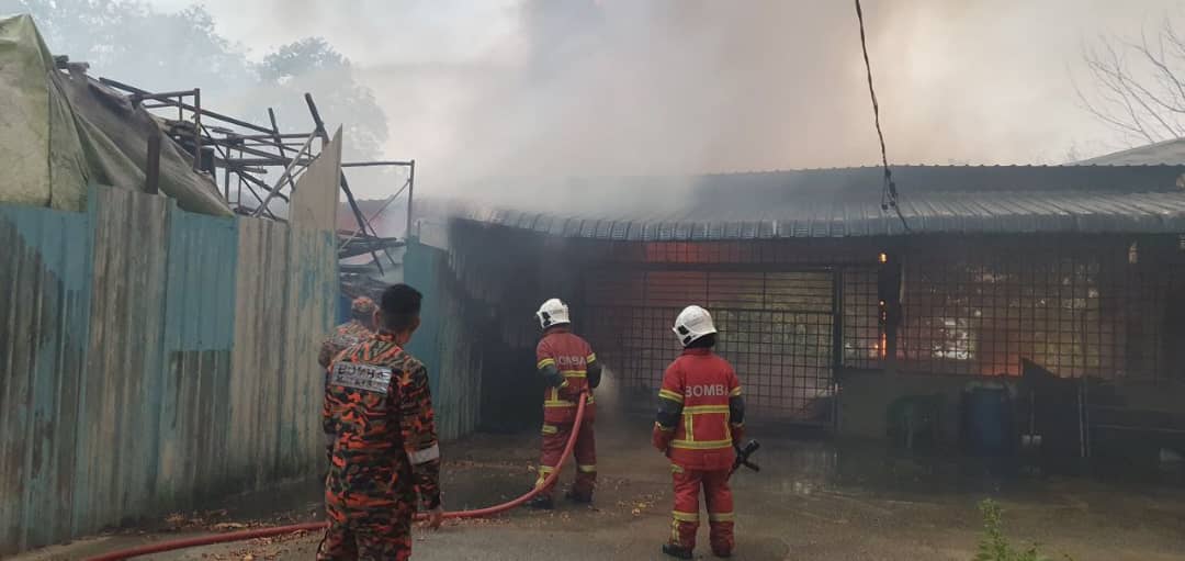 柔佛花园4毗连商店起火   无人受伤