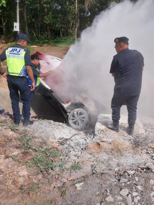 （已签发）柔：汽车失控打滑撞路肩坠沟   陆交局及时到场灭火救出2伤者