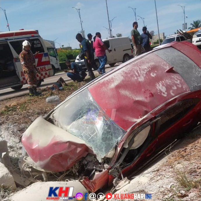 （已签发）柔：汽车失控打滑撞路肩坠沟   陆交局及时到场灭火救出2伤者