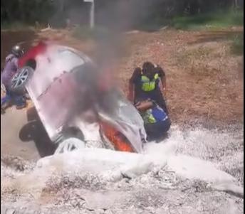 （已签发）柔：汽车失控打滑撞路肩坠沟   陆交局及时到场灭火救出2伤者