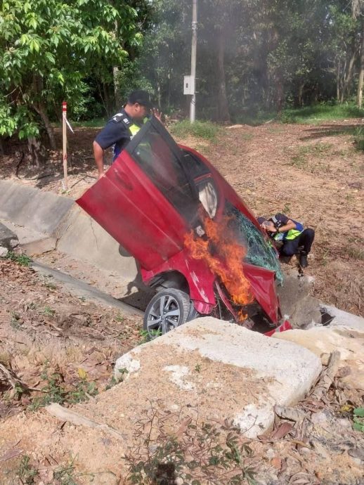 （已签发）柔：汽车失控打滑撞路肩坠沟   陆交局及时到场灭火救出2伤者