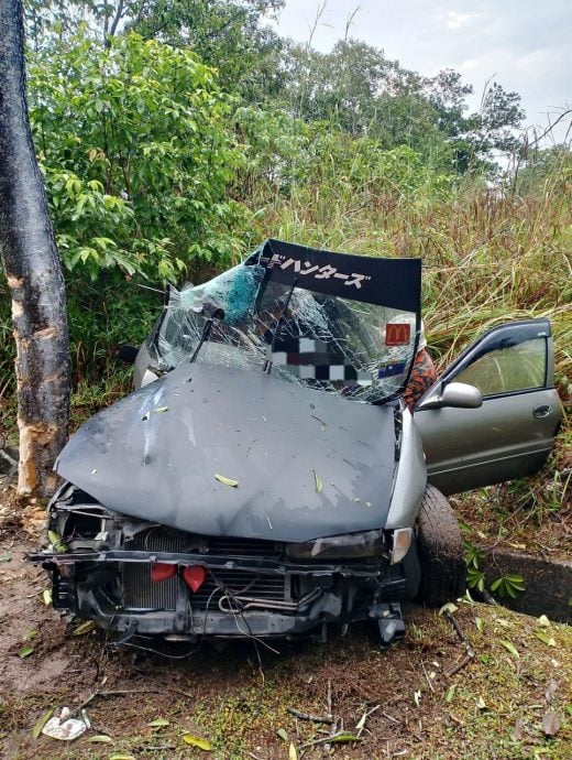 (已签发)柔:汽车疑失控打滑撞树 32岁男司机夹毙车内