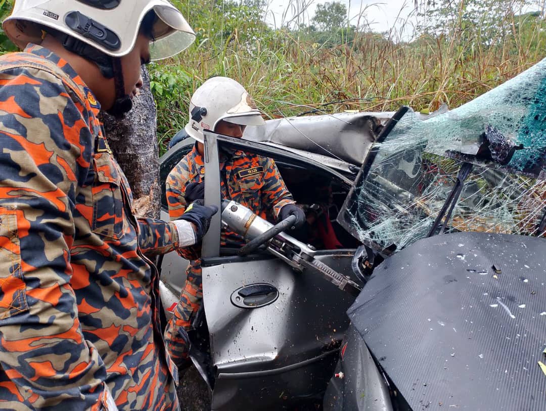 (已签发)柔:汽车疑失控打滑撞树 32岁男司机夹毙车内