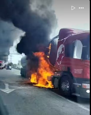 (已签发)柔:油槽车行驶中起火 幸无人伤亡