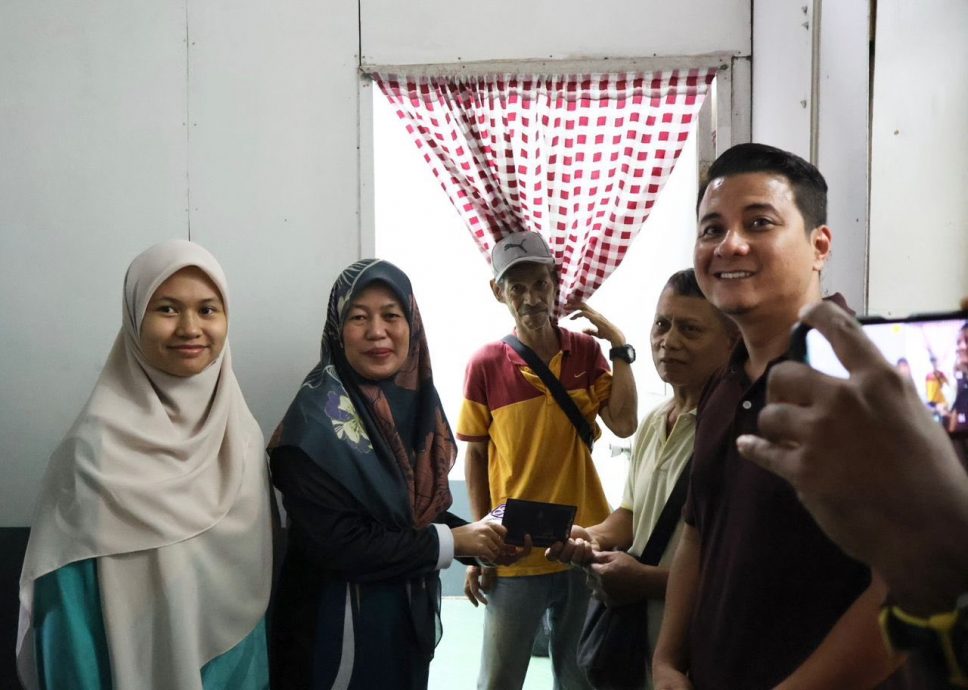 流浪汉露宿桥底  赛福星花3天劝动结束流浪生活