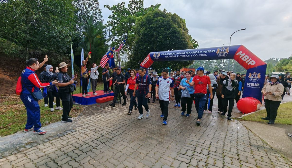 (已签发)柔:**版三头**依城市长率市议员等健行 锻练体魄展现国家爱