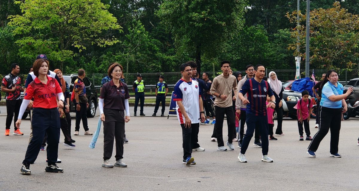 (已签发)柔:**版三头**依城市长率市议员等健行 锻练体魄展现国家爱