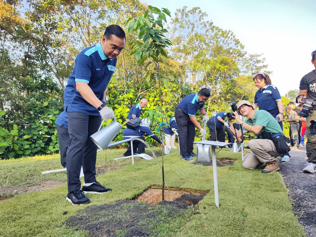 大臣建议依城市政厅   与集团合作建“亲抚动物园”