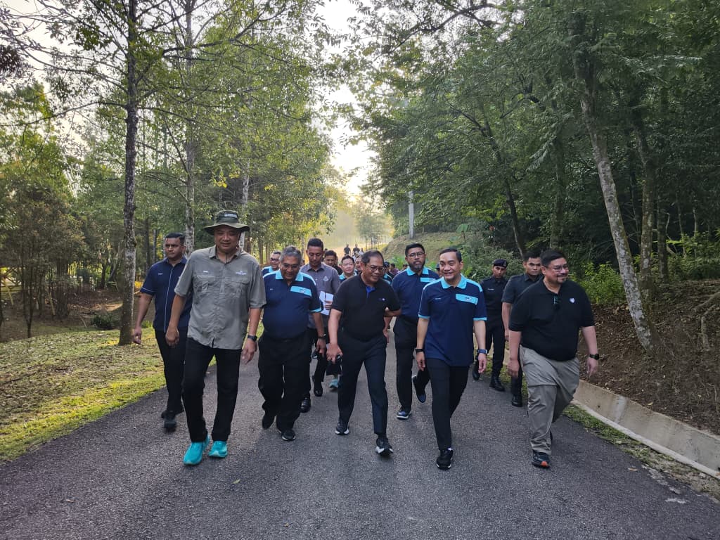 大臣建议依城市政厅   与集团合作建“亲抚动物园”