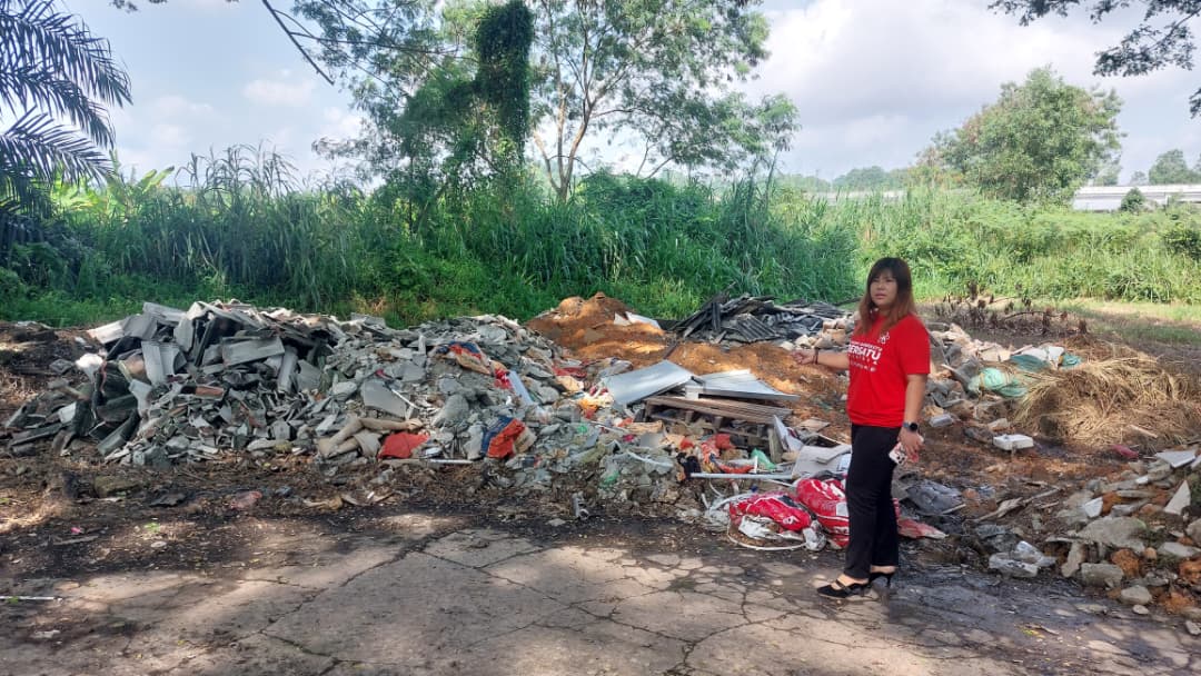 废弃神庙突成废料丢弃地 居民担忧盼清理