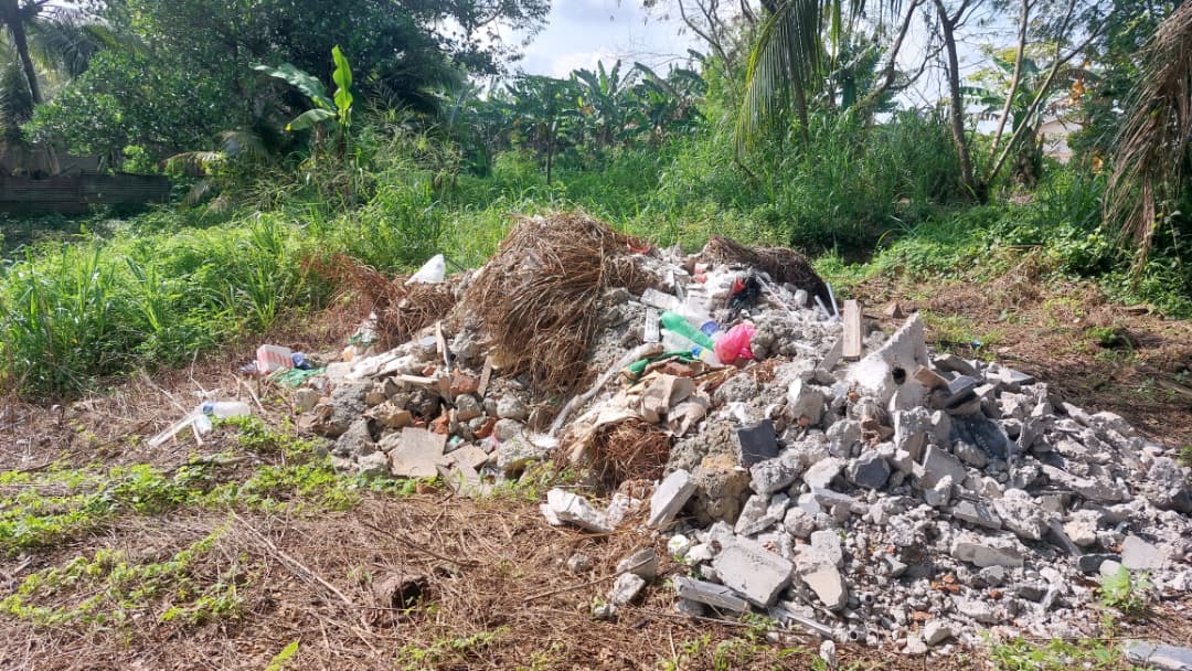 废弃神庙突成废料丢弃地 居民担忧盼清理