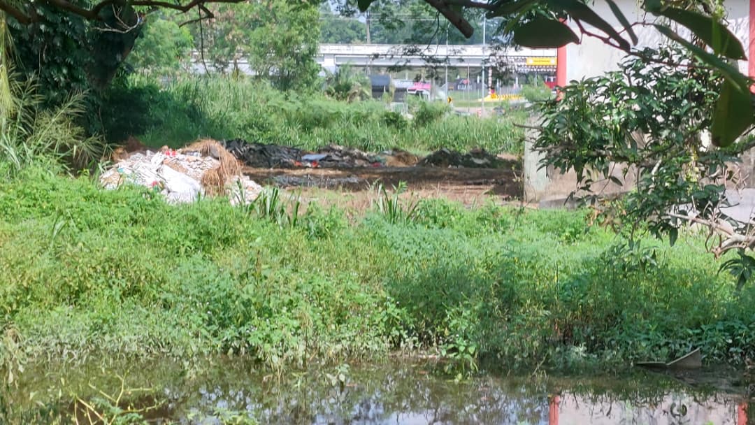 废弃神庙突成废料丢弃地 居民担忧盼清理