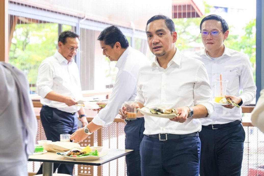 柔州政府一行人出访狮城   大臣考察巴刹小贩中心