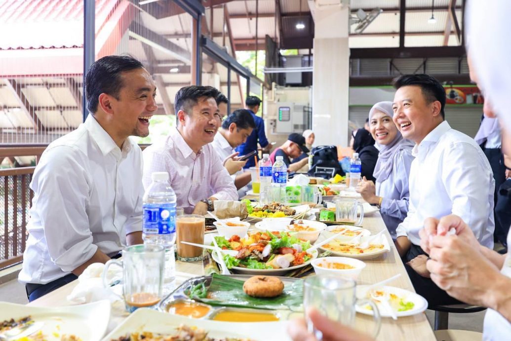 柔州政府一行人出访狮城   大臣考察巴刹小贩中心