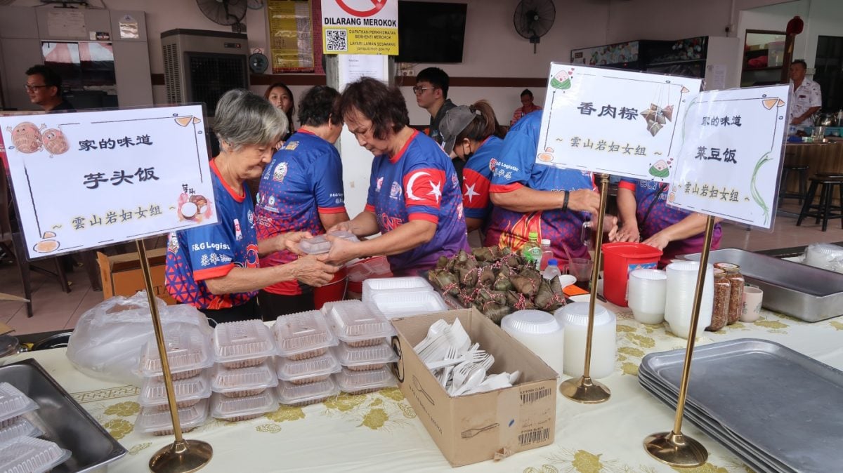 新村传统美食迎火炬行   登雅5千村民嘉宾享用