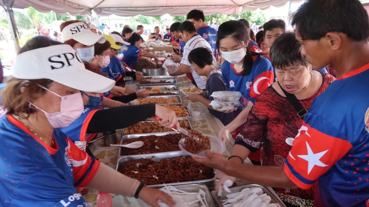 新村传统美食迎火炬行   登雅5千村民嘉宾享用