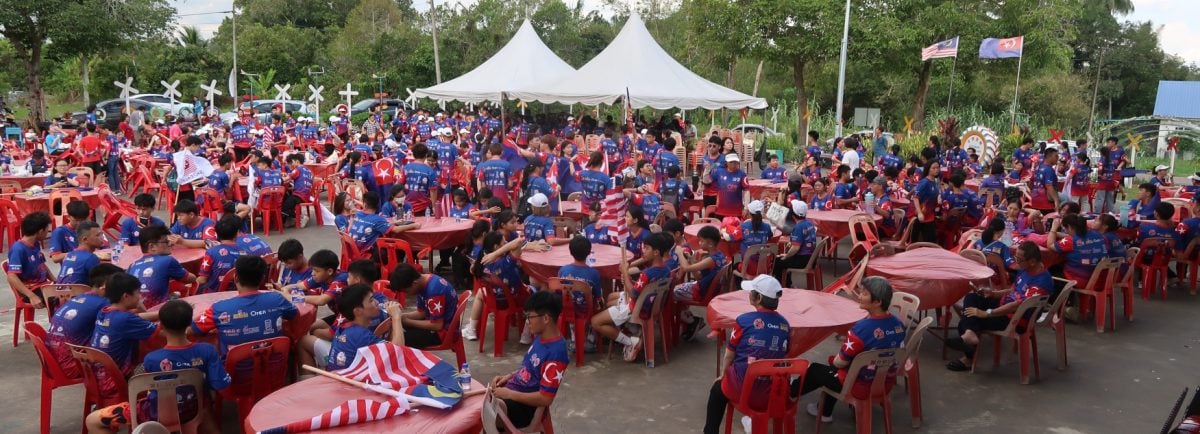 新村传统美食迎火炬行   登雅5千村民嘉宾享用