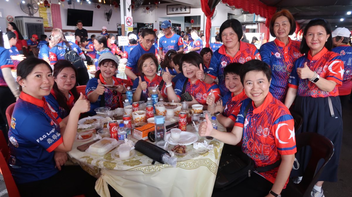 新村传统美食迎火炬行   登雅5千村民嘉宾享用