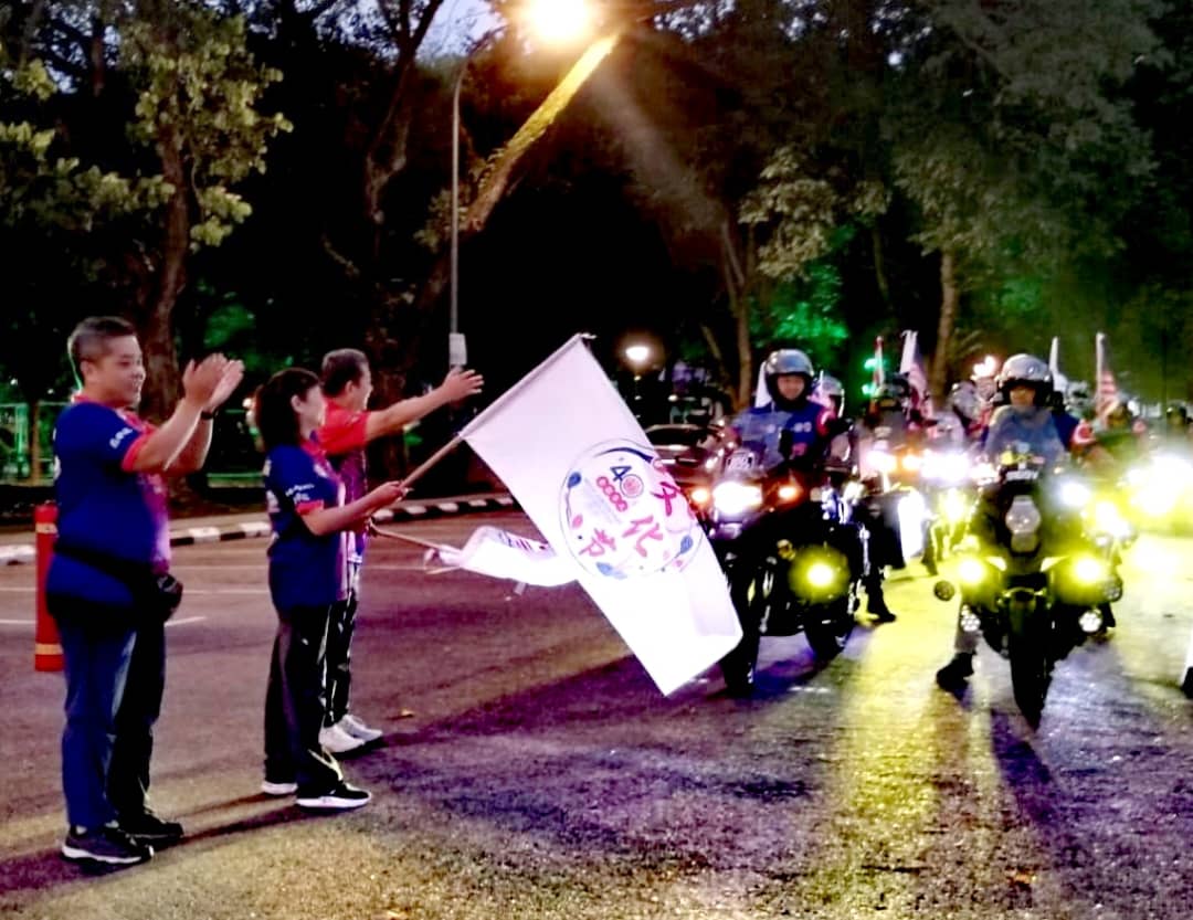 摩托车队东甲出发   文化火炬登上金山