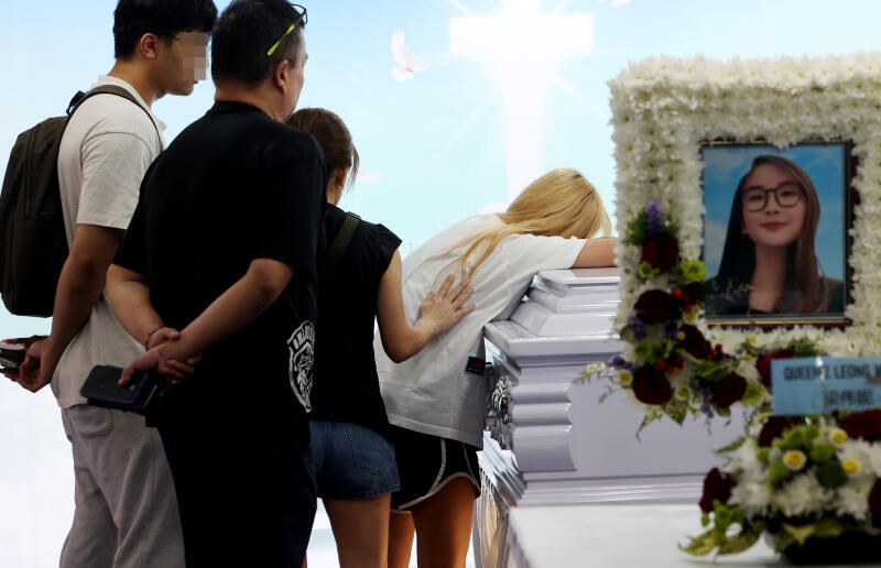 (已签发)柔:狮城二三事:23岁女搭车睡梦中遇死劫 救不了她! 幸存友抚棺痛哭