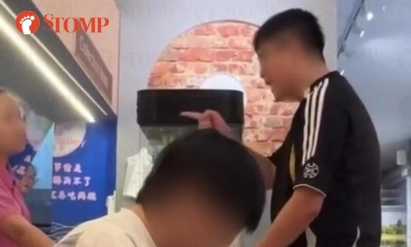 (已签发)柔:狮城二三事:不知订单没通过 苦等甜品半小时 男子骂哭女店员