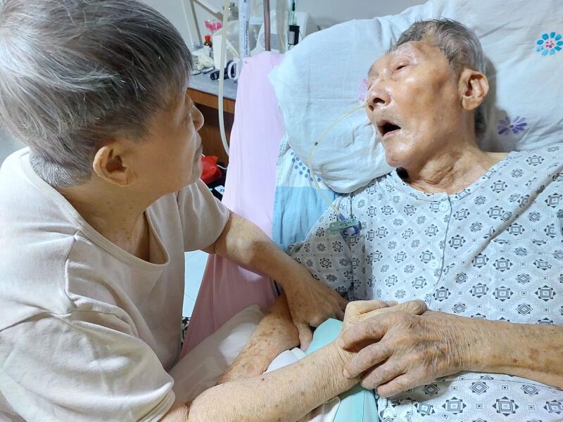 (已签发)柔:狮城二三事:为失智妻买菜煮饭 被车撞成植物人 九旬翁一年半后逝