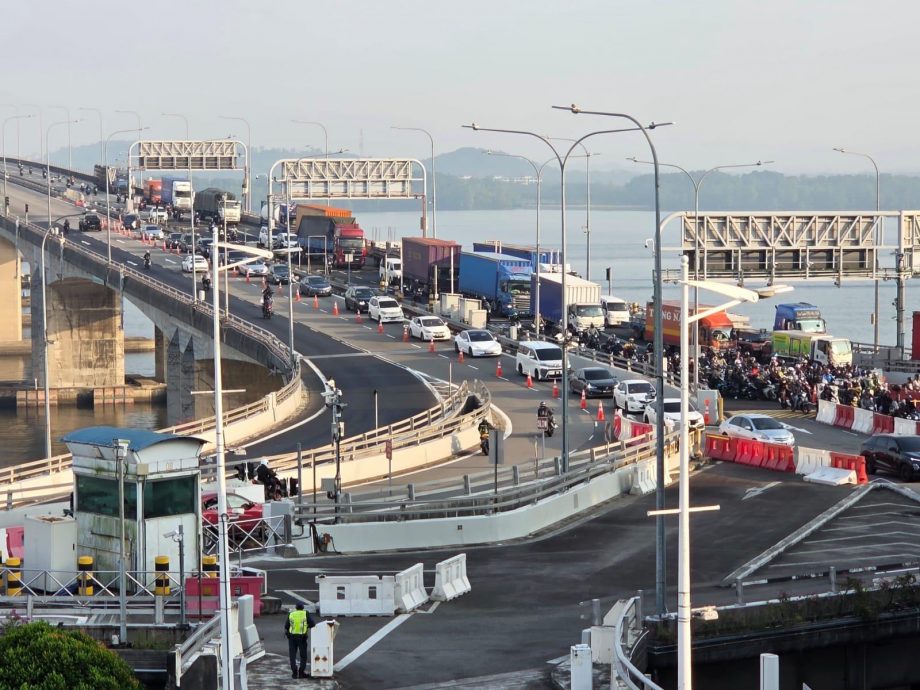 (已签发)柔:狮城二三事:允用电召车平台订马新跨境德士?孙雪玲:另外讨论