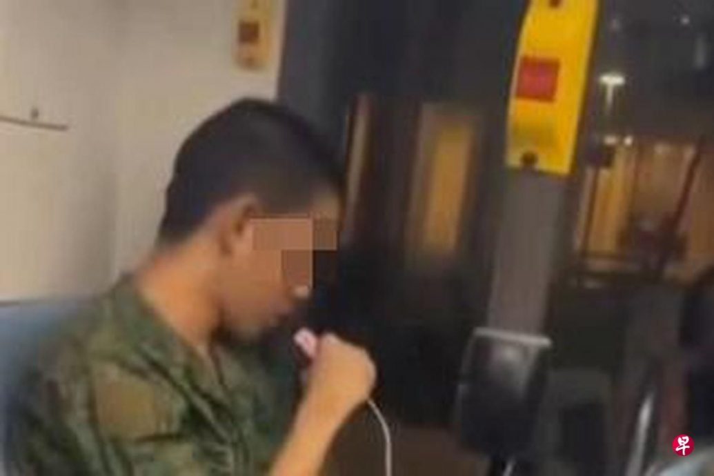 （已签发）柔：狮城二三事：国民服役人员公然吸电子烟 新加坡武装部队调查