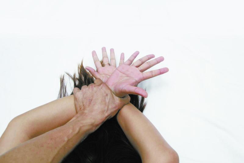  （已签发）柔：狮城二三事：女佣刚抵新即遭中介强奸  大马色魔监12年鞭12下