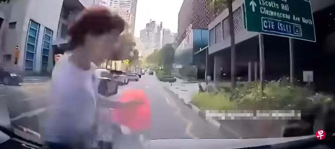 （已签发）柔：狮城二三事：女子横穿马路被汽车撞伤送院 男司机助查