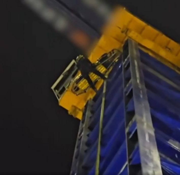 （已签发）柔：狮城二三事：工人起重机高台上突不适 民防人员爬30公尺施救