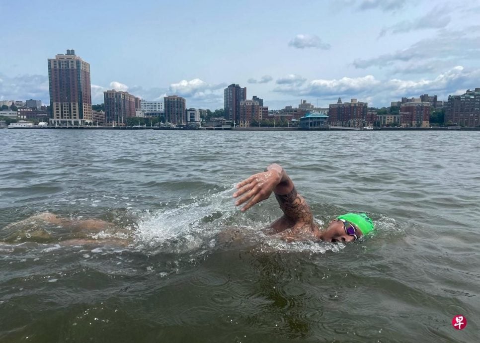 (已签发)柔:狮城二三事:狮城军医挑战最艰难115公里泳赛 为医院筹集逾494万