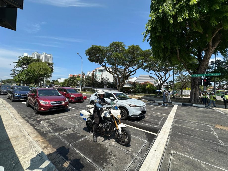 （已签发）柔：狮城二三事：狮城路陷路段重开 驾车人士兴奋高举胜利手势