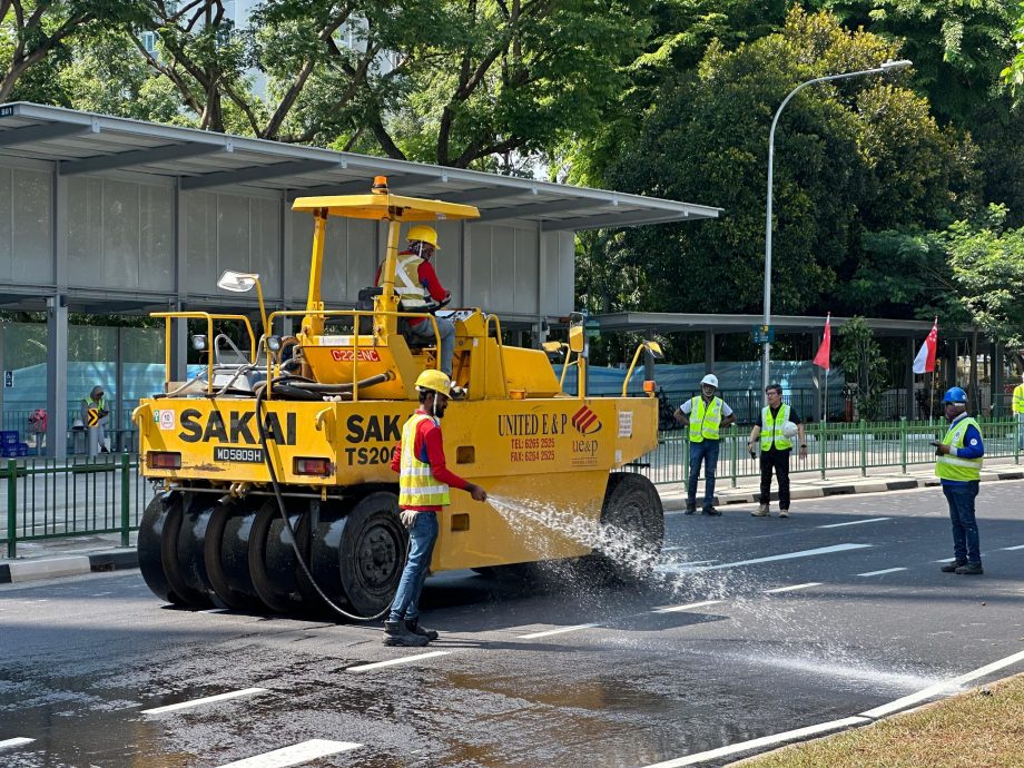 （已签发）柔：狮城二三事：狮城路陷路段重开 驾车人士兴奋高举胜利手势