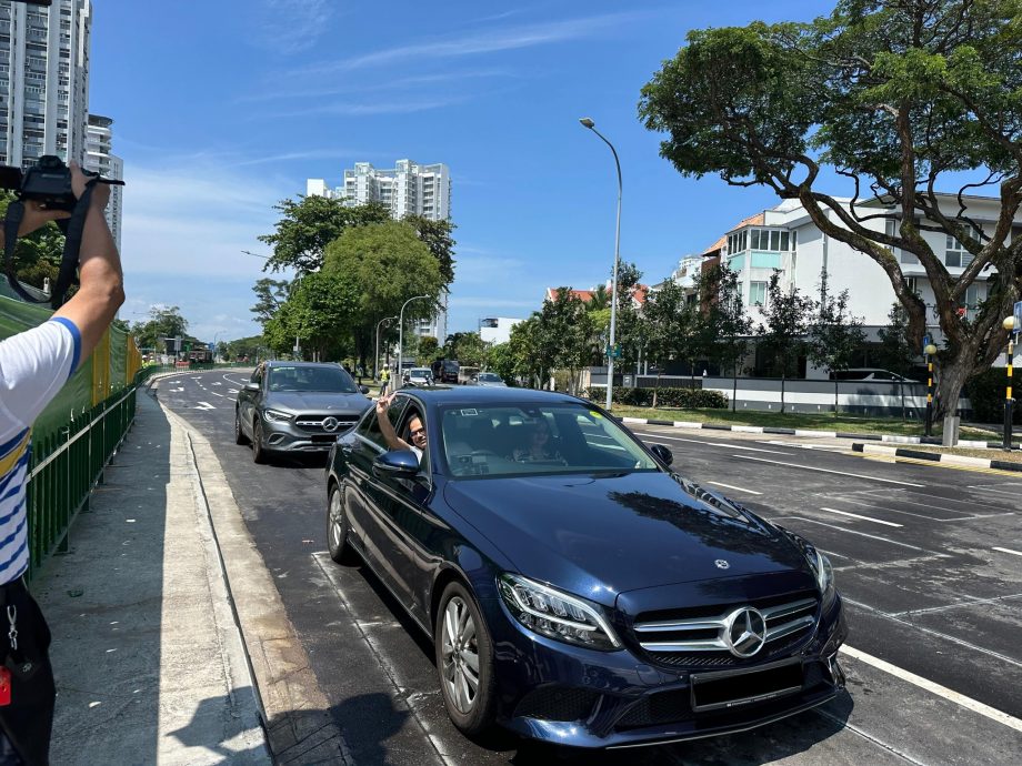 （已签发）柔：狮城二三事：狮城路陷路段重开 驾车人士兴奋高举胜利手势