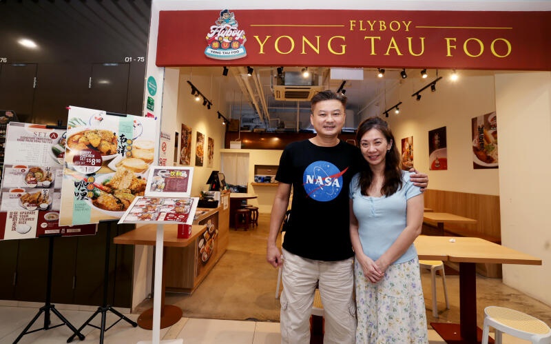 （已签发）柔：狮城二三事：空军中校退役  转跑道卖酿豆腐