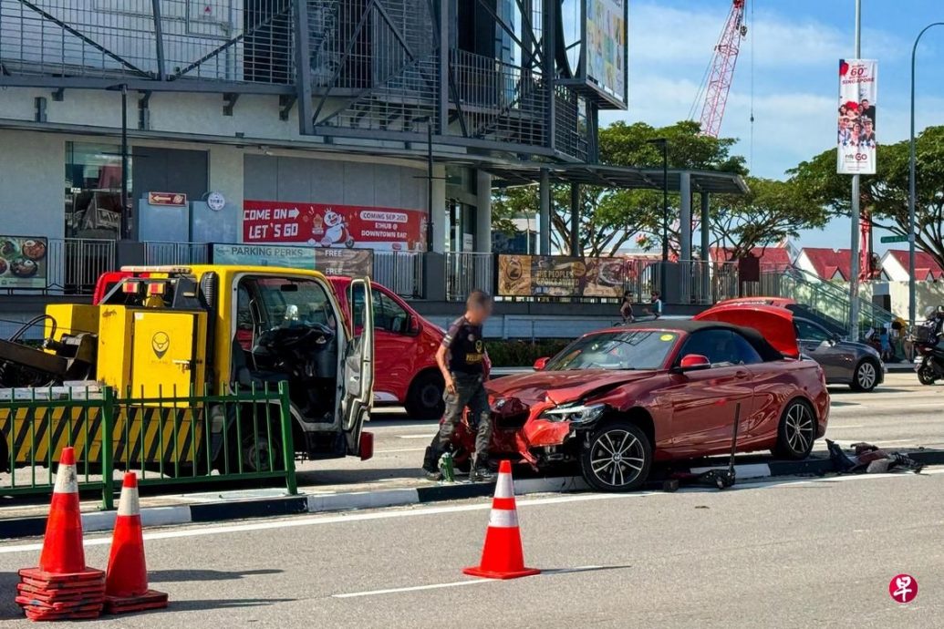 (已签发)柔:狮城二三事:红色宝马敞篷车打滑冲上分界堤 开车女子助查
