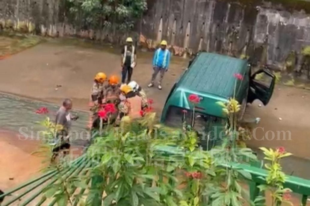 (已签发)柔:狮城二三事:货车落入大水沟 3人受伤送院