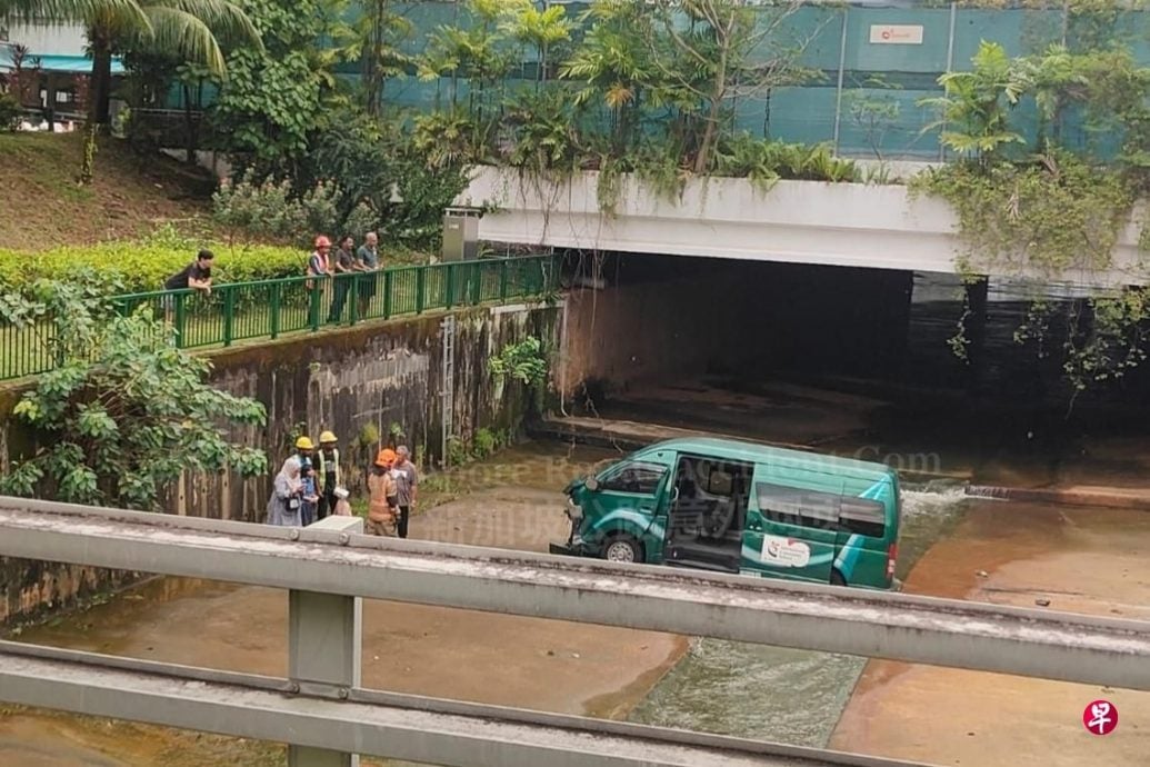 (已签发)柔:狮城二三事:货车落入大水沟 3人受伤送院