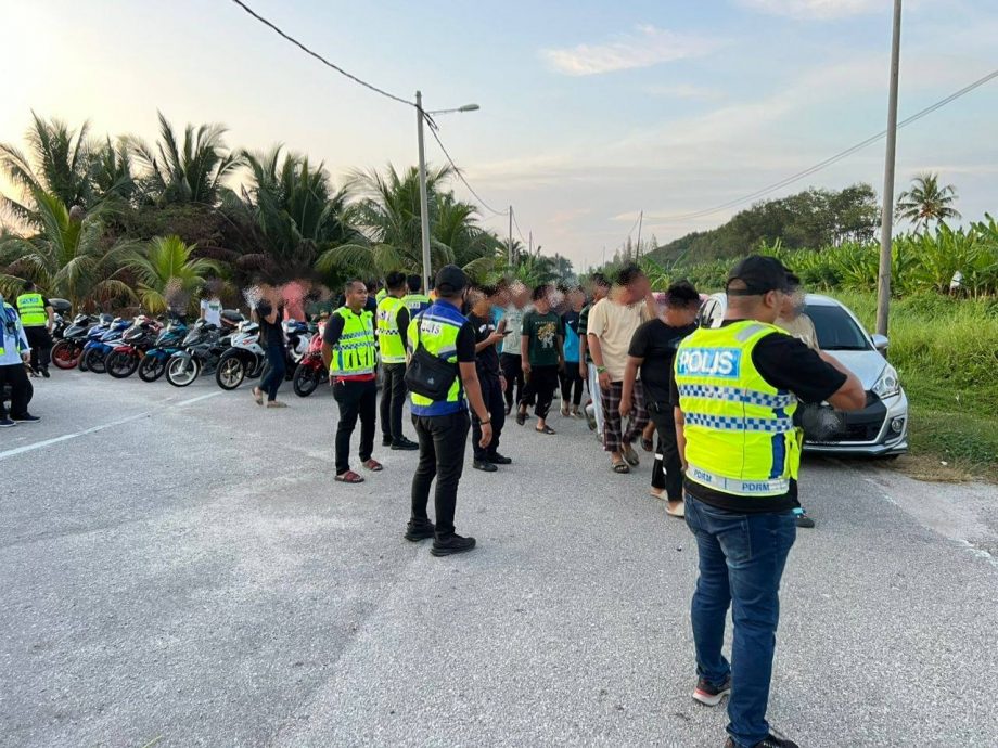 笨珍交警打击道路流氓 扣24摩托开63罚单