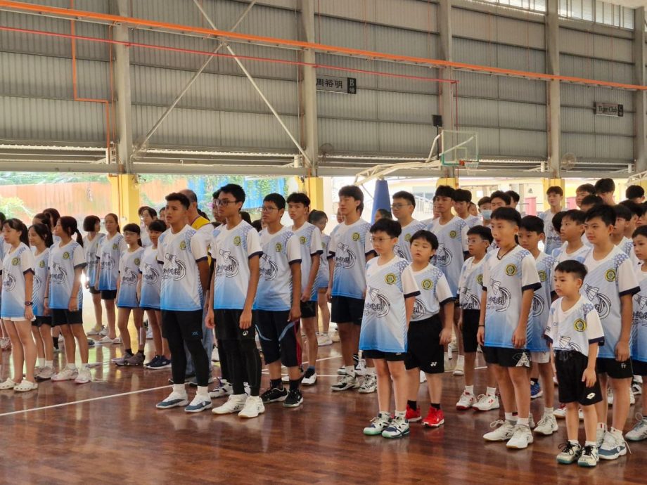 第二届“少年飞羽”羽球赛正式开打 145各族中小学生切磋球技